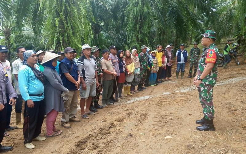 Dansatgas TMMD Ke-124 Kodim 0408/BS Beri Arahan ke Personil Satgas TMMD dan Warga