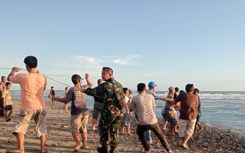 Sembari Rehat, Satgas TMMD Ke-124 Kodim 0408/BS Komsos Dengan Nelayan