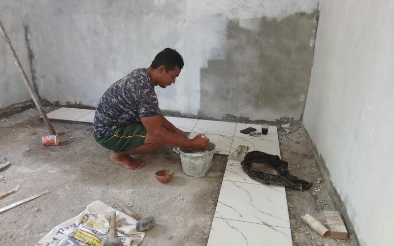 Satgas TMMD Ke-124 Kodim 0408/BS dan Warga Maksimalkan Pemasangan Keramik Dan Plester RTLH