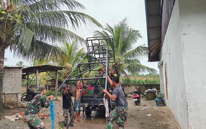 Semangat Gotong Royong Warga Bangun Tower Air Bersama Satgas TMMD Ke-124 Kodim 0408/BS