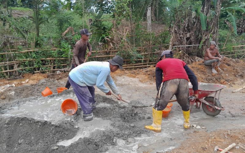 Satgas TMMD Ke-124 Kodim 0408/BS Cor Plat Duiker Jalan