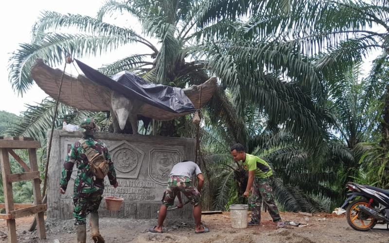 Anggota Satgas TMMD Ke-124 Kodim 0408/BS dan Warga Terus Kebut Pembuatan Prasasti