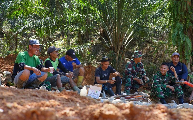 Anggota Satgas TMMD Ke-124 Kodim 0408/BS Lakukan Komsos Dengan Warga