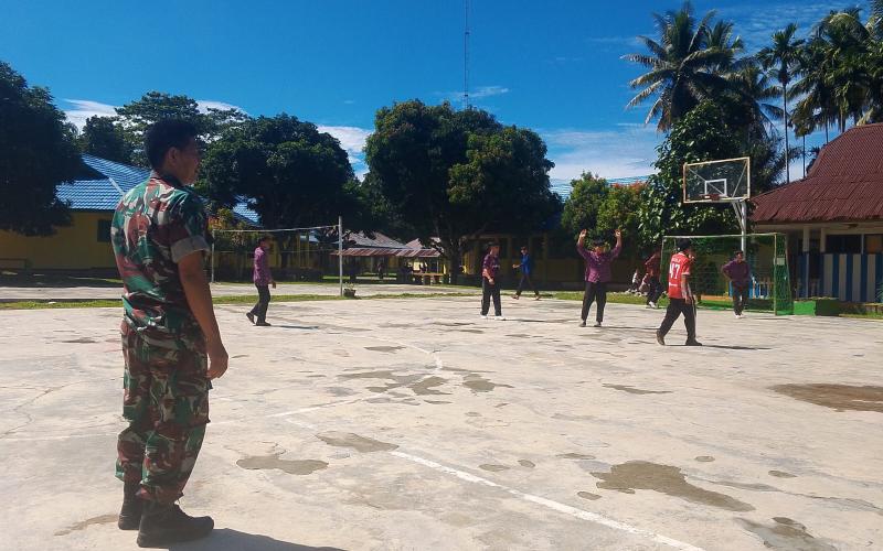 Anggota Satgas TMMD Ke- 124 Kodim 0408/BS saat Dampingi Siswa Berolahraga
