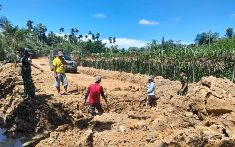 Pembuatan Plat Dekker TMMD ke-124 Kodim 0408/BS Tahap Penggalian dan Pemindahan Jalur