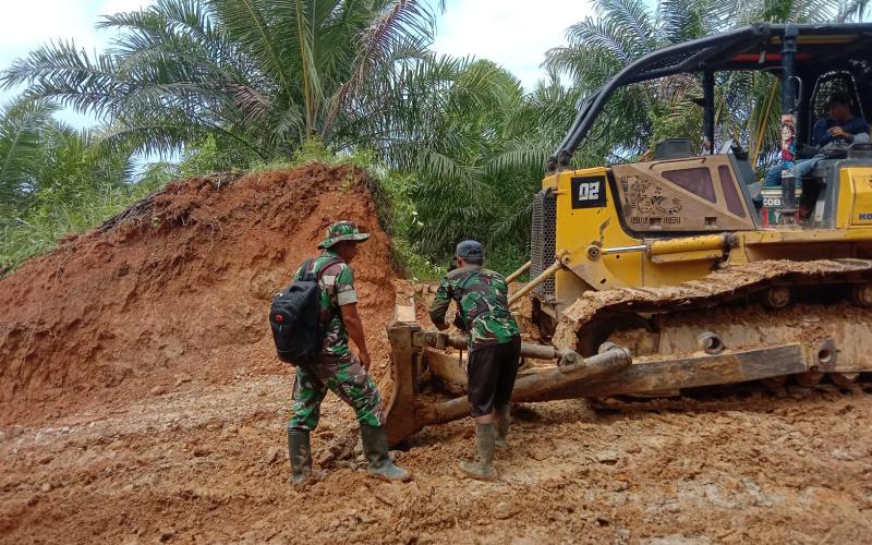 Satgas TMMD Ke- 124 Kodim 0408/BS Bangun Jalan