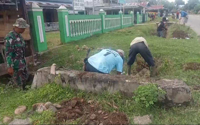 Budaya Gotong Royong Pembersihan Lingkungan di Satgas TMMD Ke-124 Kodim 0408/BS