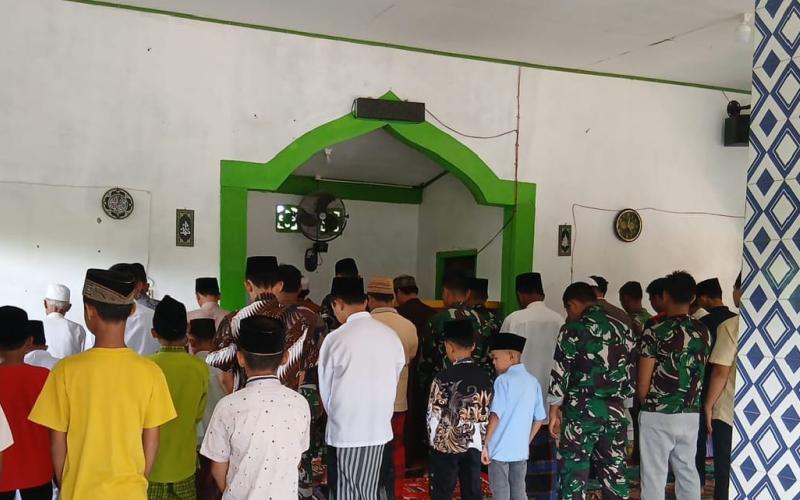 Satgas TMMD Ke-124 Kodim 0408/BS Lakukan Sholat Berjamaah Bersama Warga