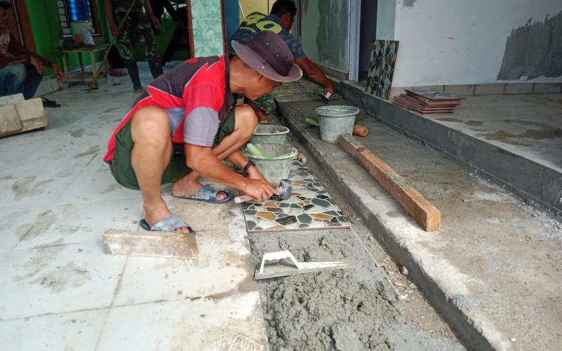 Satgas TMMD Ke-124 Kodim 0408/BS Pasang Keramik Tempat Wudhu Masjid Nurul Hidayah