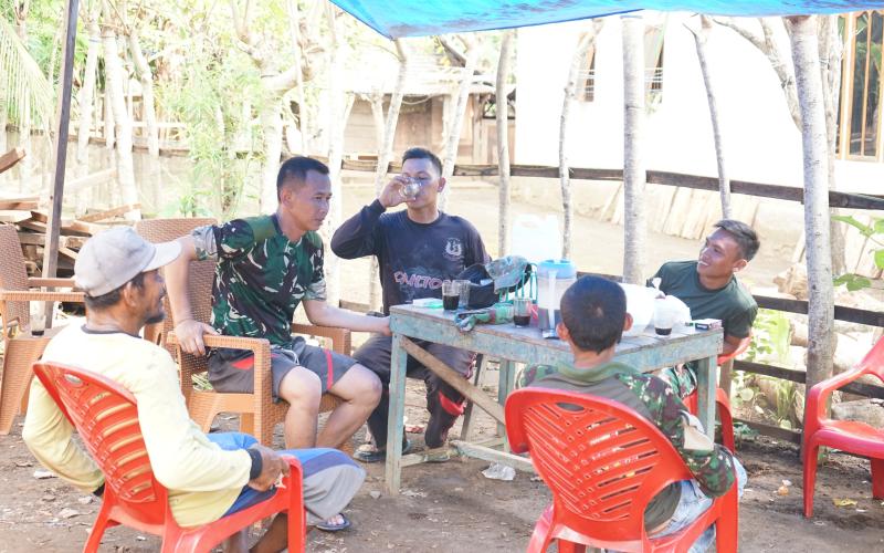 Canda Tawa Personel Satgas TMMD di Tengah Pekerjaan Bersama Masyarakat