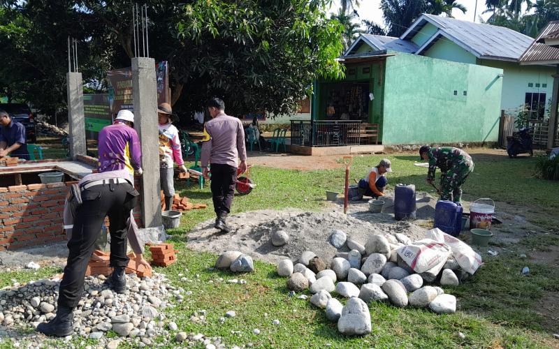 TMMD Ke-124 Kodim 0408/BS Pasang Batu Bata di Poskamling