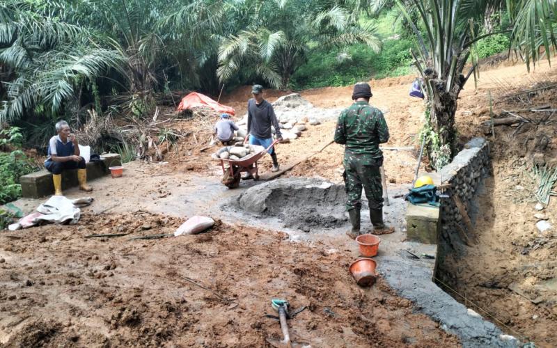 Semangat Satgas dan Warga Kebut Pembangunan Talud Dalam TMMD Ke-124 Kodim 0408/BS