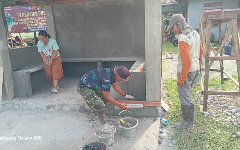 Satgas TMMD Ke-124 Kodim 0408/BS Bersama Warga Kerjakan Pemlesteran Poskamling