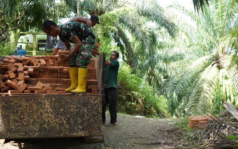 Gotong Royong Warga dan Satgas