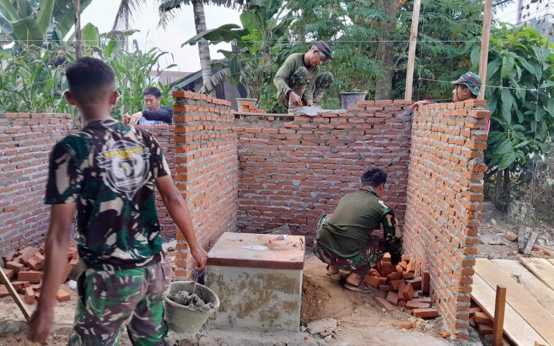 Anggota Satgas TMMD Ke-124 Kodim 0408/BS Mulai Pasang Batu Bata Untuk Tempat Wudhu Masjid 