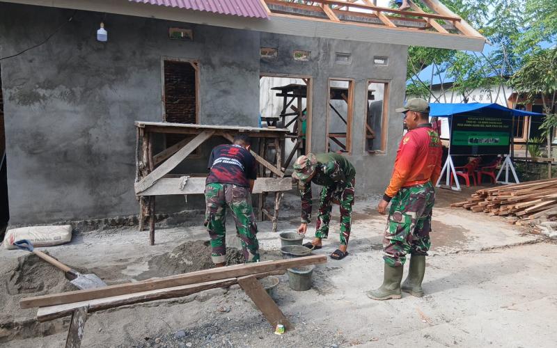 Renovasi RTLH TMMD Ke-124 Kodim 0408/BS Memasuki Tahap Pemasangan Atap