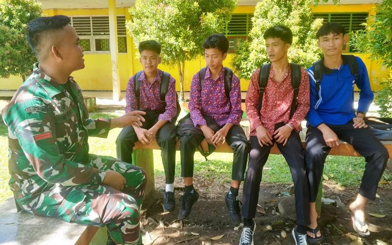 Satgas TMMD Ke–124 Kodim 0408/BS Komsos Dengan Siswa SMAN 4 Kaur