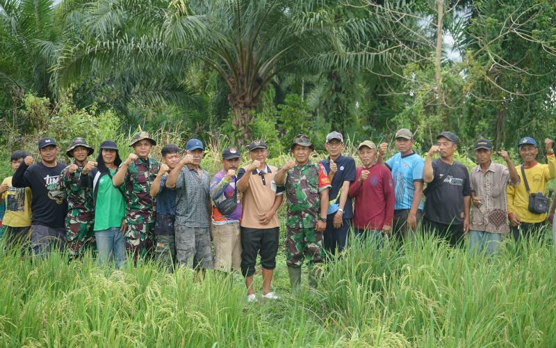 Satgas TMMD Ke-124 Kodim 0408/BS Gotong Royong Bersama Warga dan Poktan Buat Saluran Air