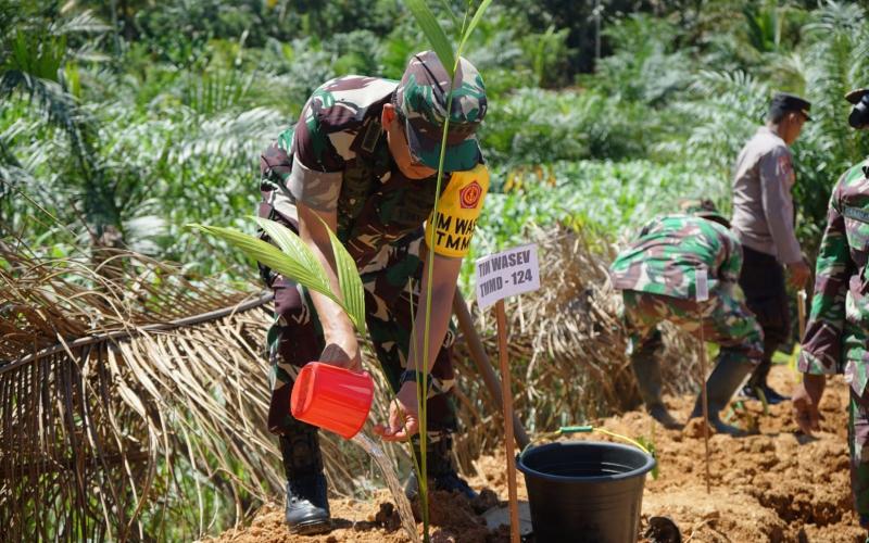 Tim Wasev TMMD ke-124 Kodim 0408/BS Tanam Pohon Bersama
