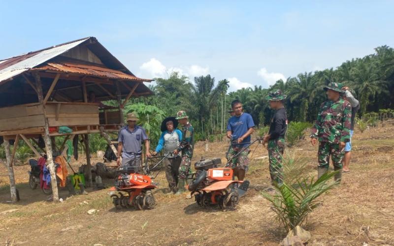 Satgas TMMD Ke-124 Kodim 0408/BS Bantu Bajak Tanah Lahan Petani
