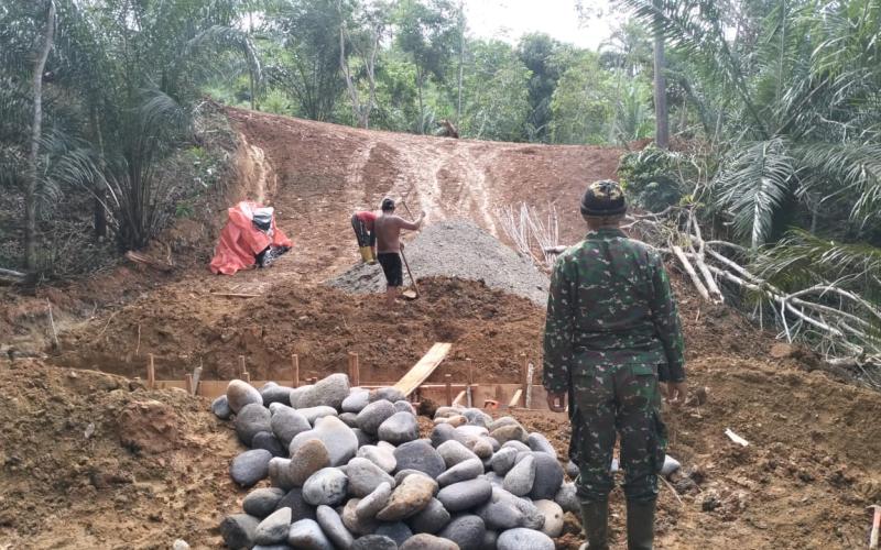 Satgas TMMD Ke-124 Kodim 0408/BS Kebut Pengecoran Plat Decker