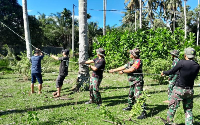 Satgas TMMD Ke-124 Kodim 0408/BS Mencari Kayu Lagi Sebagai Tambahan Bangun Jembatan
