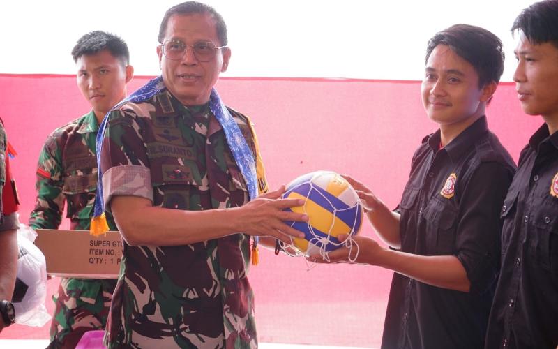 Tim Wasev TMMD Ke-124 Kodim 0408/BS Berikan Sembako dan Perlengkapan Olahraga untuk Warga