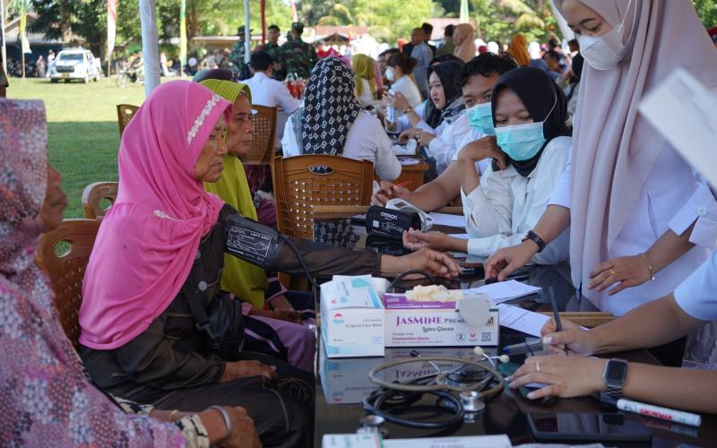 Kodim 0408/BS Berikan Layanan Kesehatan Gratis Saat Penutupan TMMD Ke-124 Kodim 0408/BS