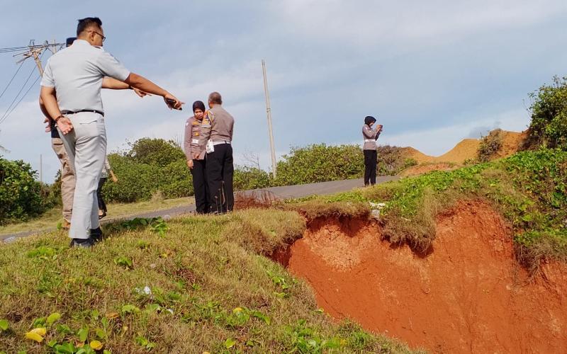 Cegah Risiko Kecelakaan, Jasa Raharja Bengkulu Bersama Stakeholder Pasang Police Line di Jalan Lintas Lais-Ketahun yang Terdampak Abrasi Pantai