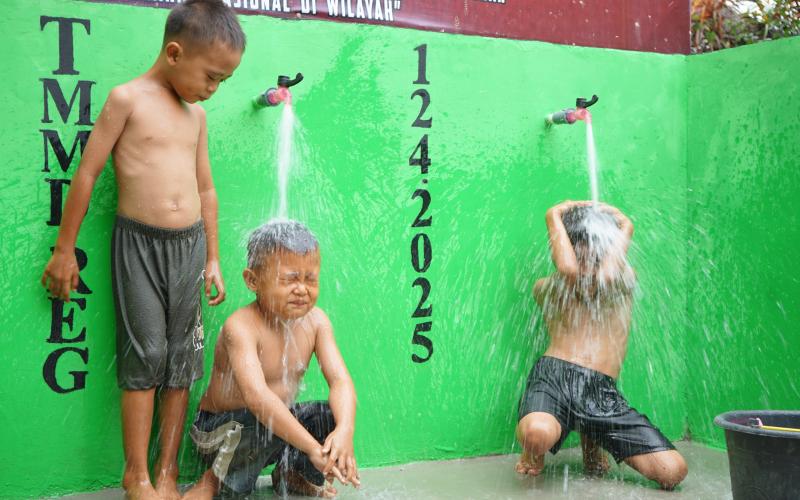 Senyum Ceria Anak-anak Sambut Sumur Bor TMMD Ke-124 Kodim 0408/BS