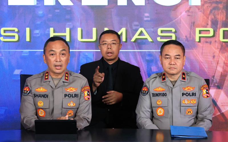 Masyarakat Indonesia dibuat gempar dengan kehadiran robot-robot dalam gladi kotor acara Hari Bhayangkara ke-79 di Monas, Jakarta Pusat (Jakpus) pekan lalu. Robot-robot yang dimaksud adalah robot humanoid, robot dog, robot tank, ropi, hingga robot agriculture.  Tujuan penggunaan robot, ketakjuban pada kecanggihan hingga sumber anggaran pengadaan robot-robot tersebut menjadi pembahasan. Lalu sebenarnya apa maksud dari kehadiran robot-robot tersebut?  Kadiv Humas Polri Irjen Sandi Nugroho mengatakan kehadiran 