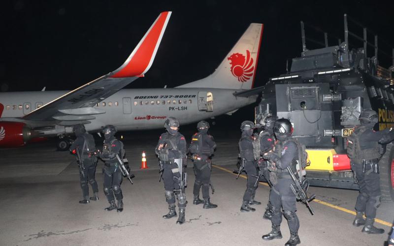 Personil Gegana Satuan Brimob Polda Bengkulu Gelar Latihan Simulasi Penanganan Keadaan Darurat di Bandara Fatmawati