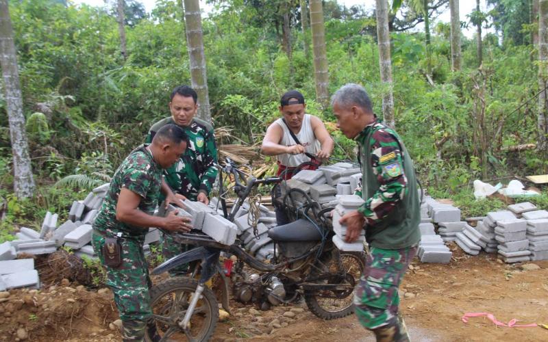 Kebersamaan Satgas TMMD dan Warga Desa Batu Raja R, Gotong Royong Wujudkan Pembangunan Desa