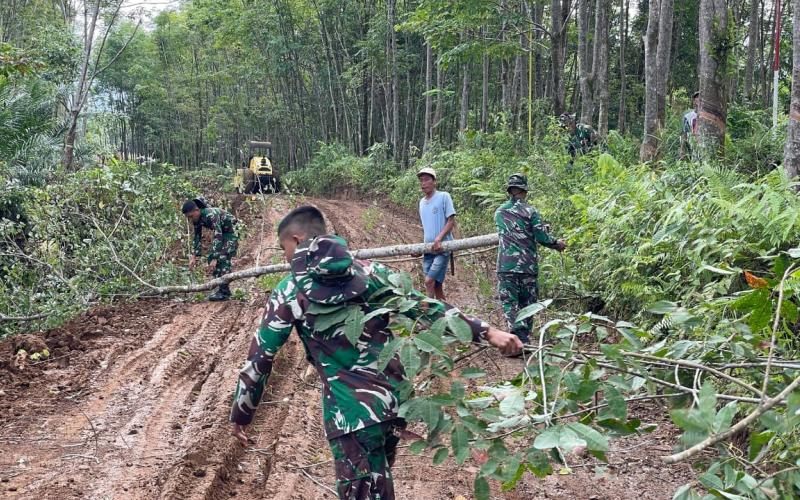 Satgas TMMD Bersihkan Ranting Pohon, Buka Akses Cahaya untuk Percepat Pengeringan Jalan