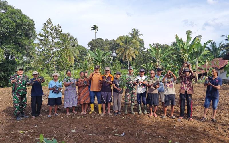 Satgas TMMD ke-126 Bagikan Bibit Pohon Buah ke Warga, Dorong Kemandirian Hijaukan Lingkungan