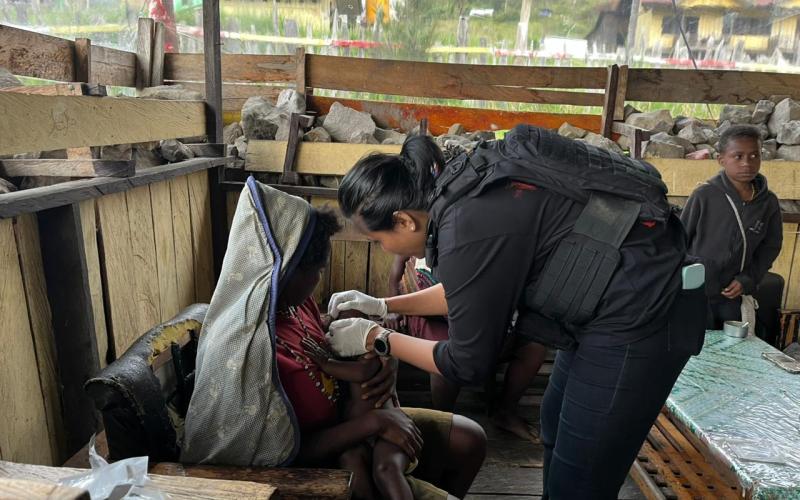 Satgas Ops Damai Cartenz Gelar Pemeriksaan Kesehatan dan Interaksi Humanis Bersama Masyarakat Sinak