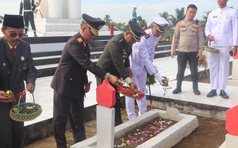 Kapolda Bengkulu Ikuti Ziarah Nasional HUT Ke-80 TNI di TMP Balai Buntar