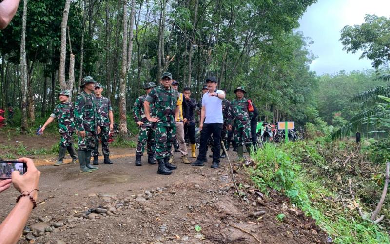 Diguyur Hujan, Kunjungan Tim Wasev TMMD Ke-126 Kodim 0423/BU Tetap Berlangsung Khidmat dan Penuh Semangat