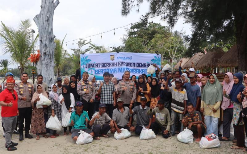 Jumat Berkah, Kapolda Bengkulu Santap Siang dan Bagikan Sembako Bersama Nelayan dan Warga Pesisir MD Land