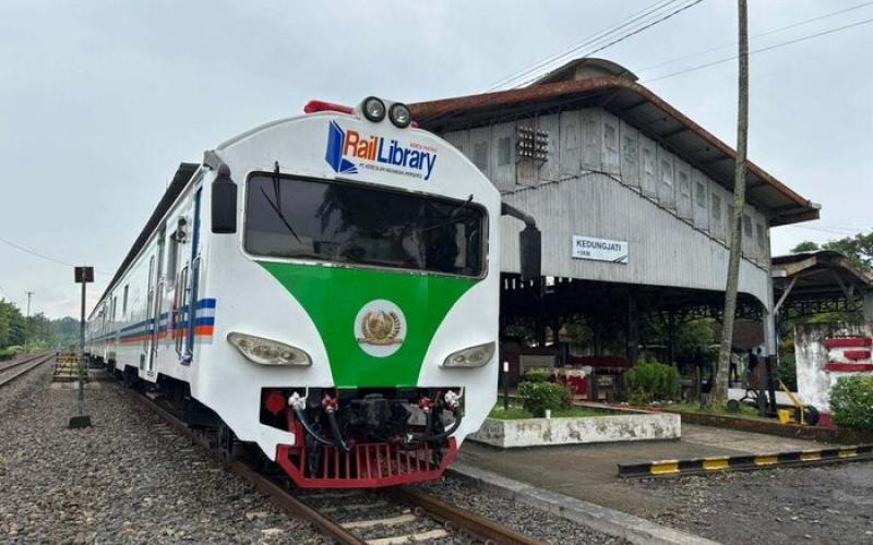 Pelayanan Kesehatan Gratis Menggunakan Rail Clinic di Stasiun Kedungjati