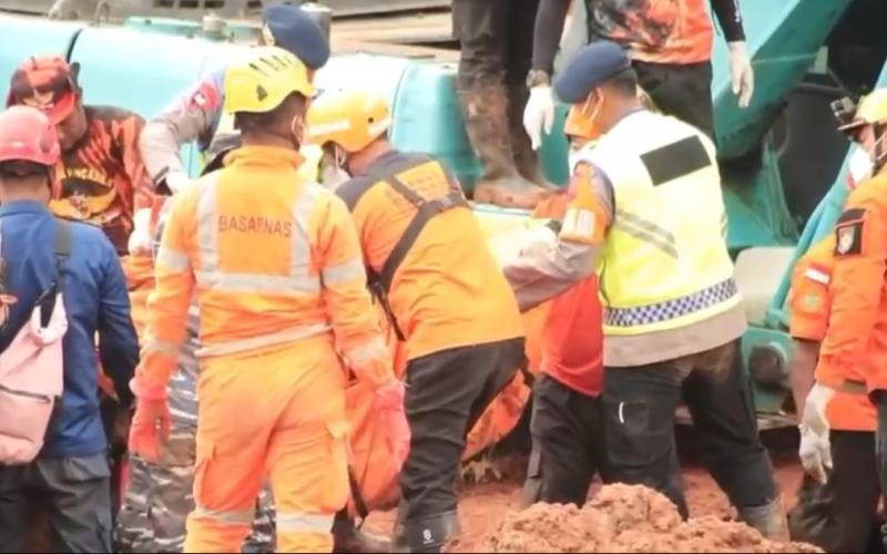 Satbrimob Polda Jateng Temukan Dua Korban Meninggal Dunia dalam Operasi SAR Longsor Majenang