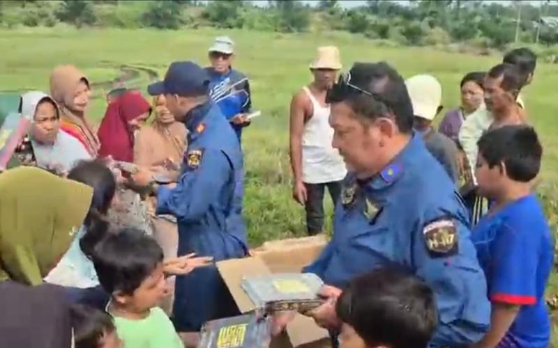 Aksi Kemanusiaan Pilot dan Kru Helikopter Salurkan 145 Al-Qur’an untuk Anak-Anak Terdampak Banjir di Aceh Tamiang