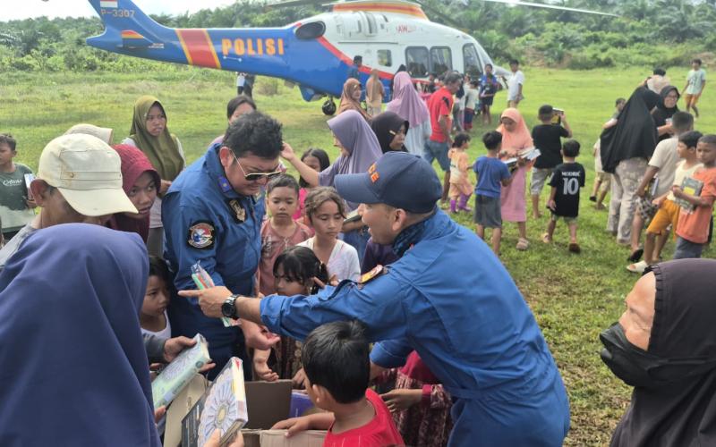 Pilot dan Kru Helikopter Salurkan Amanah Al-Qur’an untuk Anak-Anak Terdampak Banjir di Aceh Tamiang