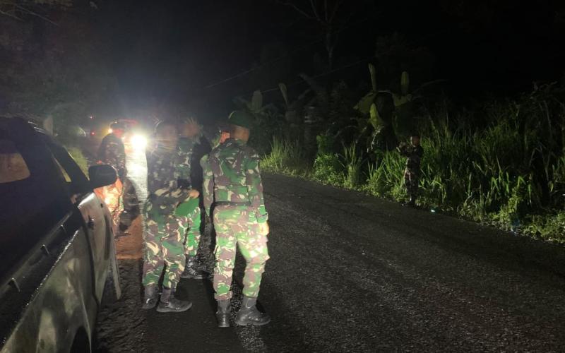 Patroli Gabungan Polsek Padang Ulak Tanding dan TNI Antisipasi Gangguan Kamtibmas