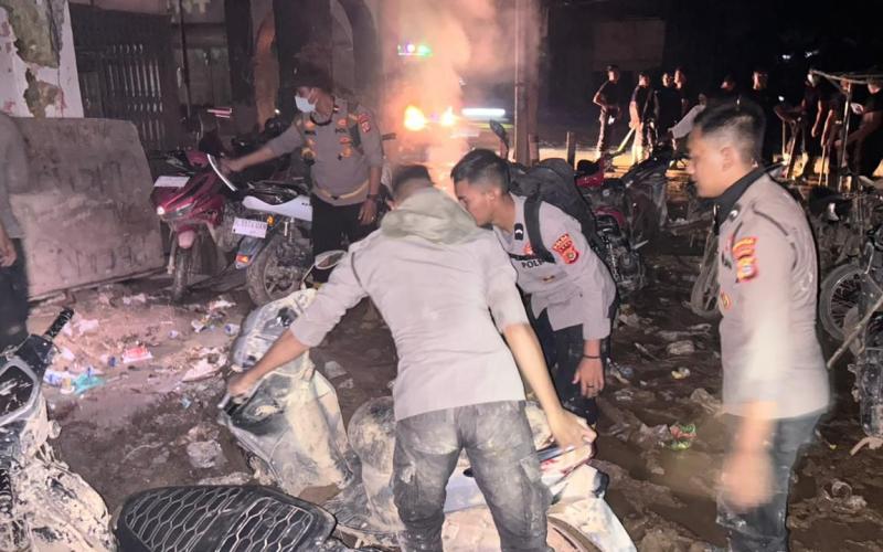 Personel Polri Bersihkan Lumpur dan Sampah Pascabanjir di Jalan Lintas Aceh Tamiang