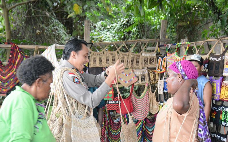 Personel Ops Damai Cartenz Dukung Produk Lokal Papua Lewat Aksi Belanja UMKM di Timika