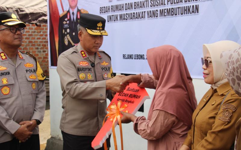 Penyerahan kunci secara simbolis  oleh Kapolda Bengkulu