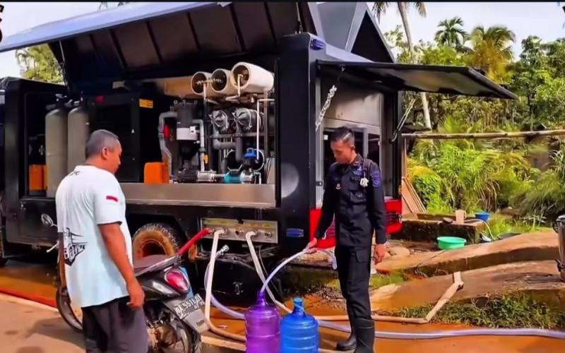 Brimob Polda Bengkulu Distribusikan Air Bersih di Sumatra Barat, Turunkan Mobil Water Treatment untuk Korban Bencana