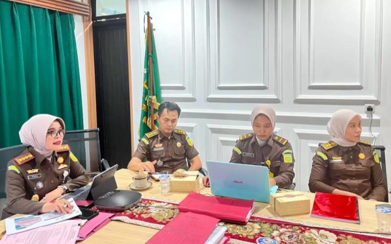 Kepala Kejaksaan Negeri Bengkulu, Dr. Yeni Puspita, S.H., M.H., didampingi Kasi Pidana Umum Dr. Rusydi Sastrawan, S.H., M.H., serta jajaran Jaksa Fasilitator memaparkan duduk perkara di hadapan perwakilan Jampidum (Direktur A dan Direktur C).