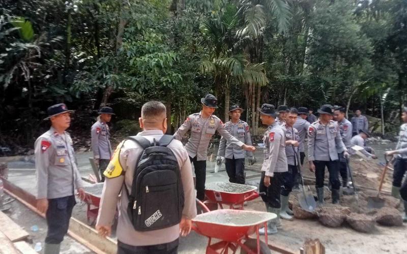 Polri Bersama Pemda Bangun Hunian Sementara bagi Pengungsi di Pesisir Selatan